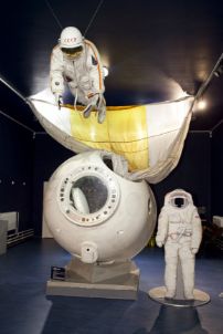 ボストーク1号のカプセル（模型）と宇宙服（実物）の写真