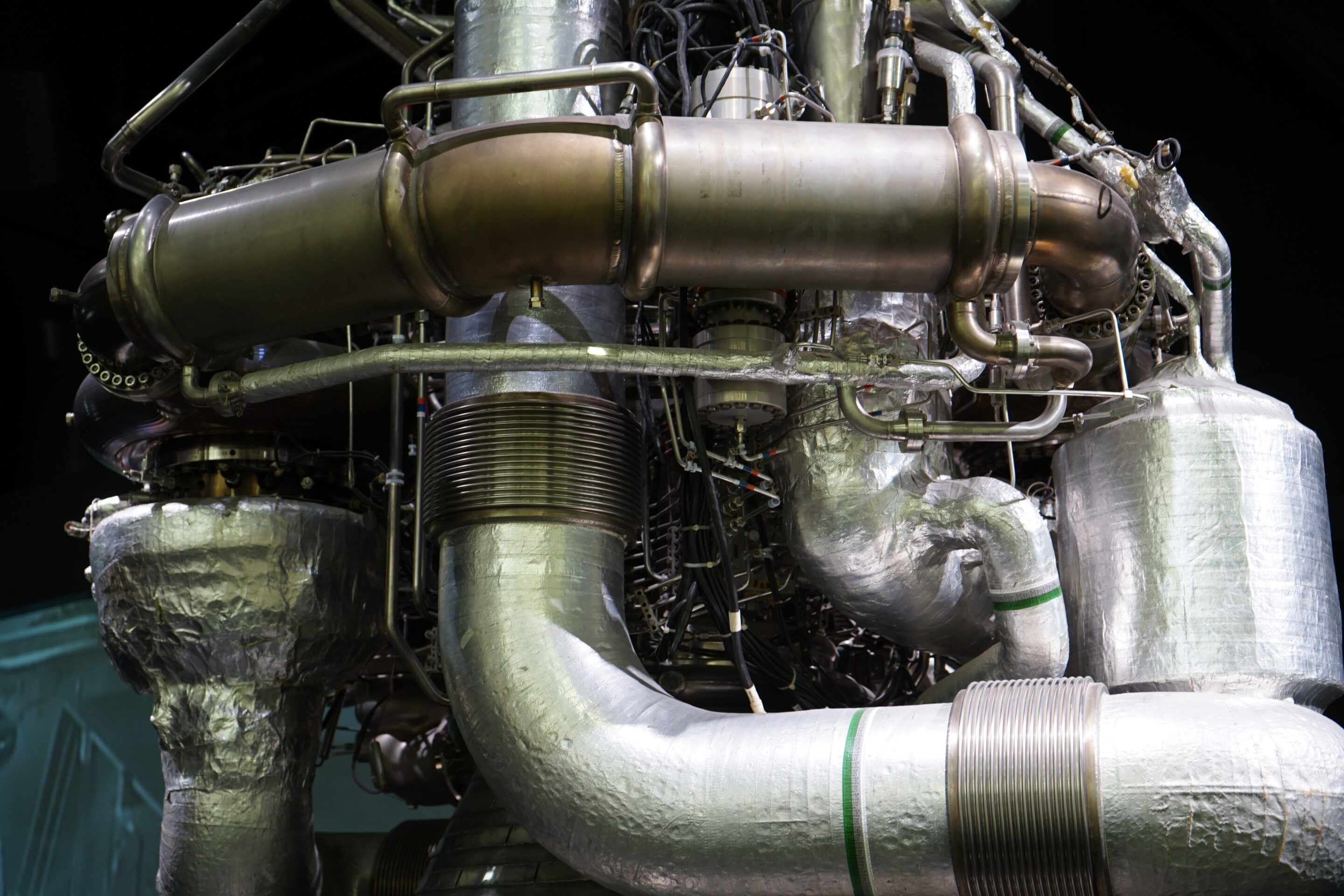 LE-7エンジン　ノズル上部の配管写真