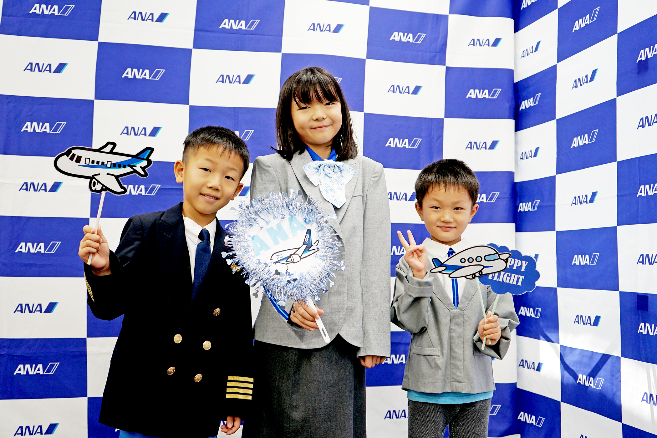 制服を着ている子どもの写真