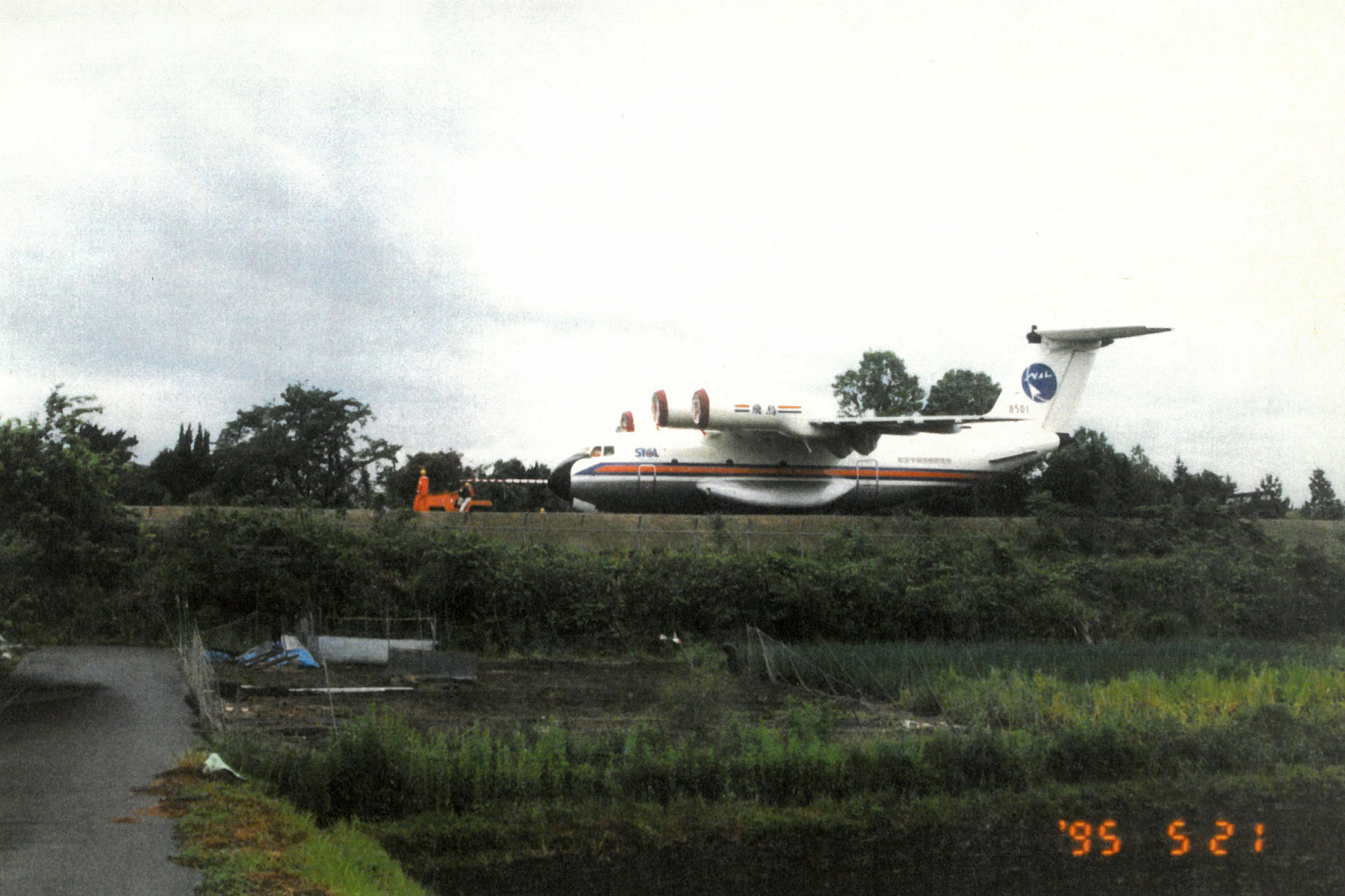 けん引される飛鳥の画像