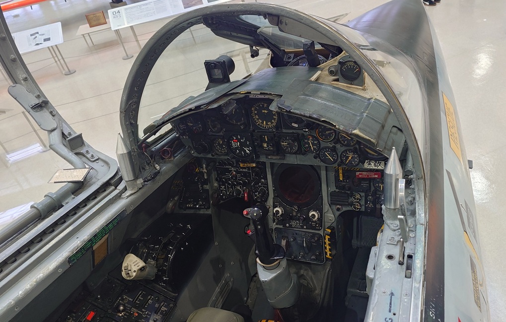 ソ連戦闘機の方位計 F-104J戦闘機の操縦席公開｜【空